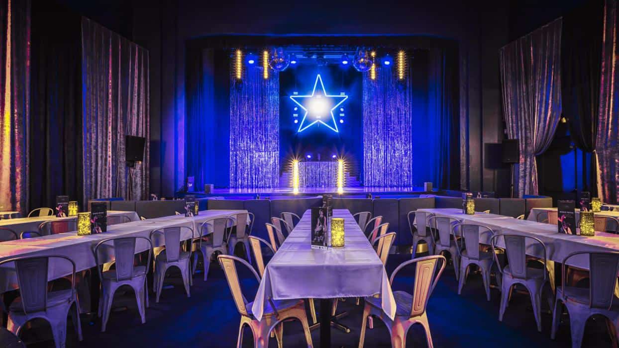 Cabaret à Marseille avec scène étoilée et ambiance lumineuse.