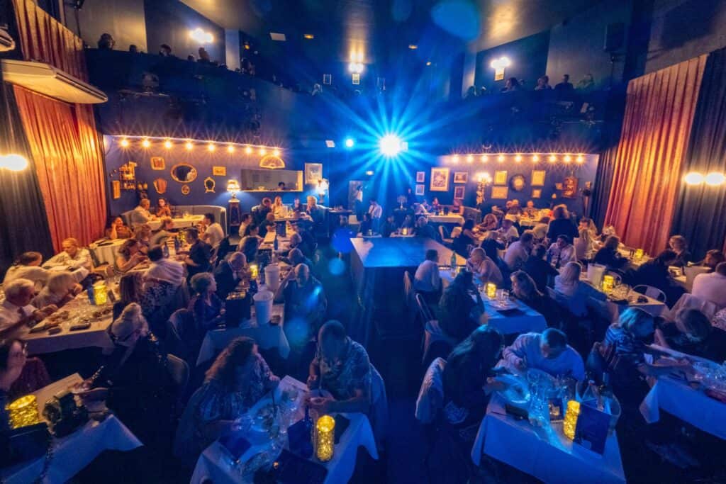 Balade dans le cabaret L'Étoile Bleue à Marseille, ambiance chaleureuse et spectacle vivant, avec un.
