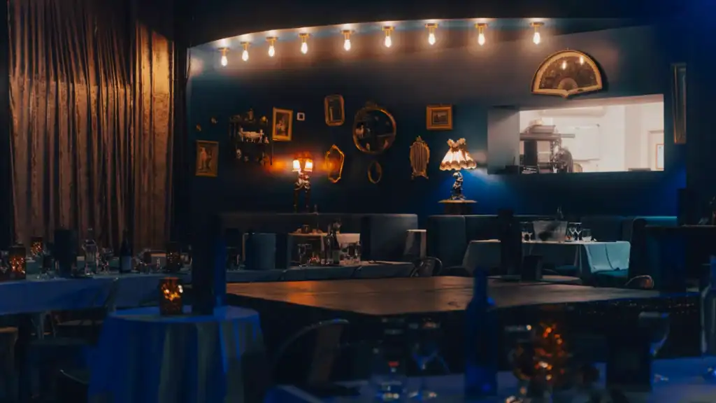 Ambiance chaleureuse dans le cabaret L'étoile bleue à Marseille, avec éclairage tamisé et décoration.