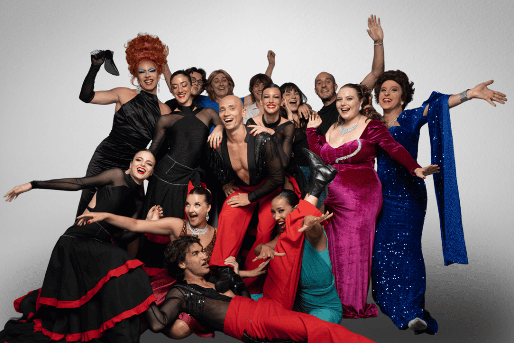 Groupe de performers en costumes colorés lors d'un spectacle au cabaret à Marseille.