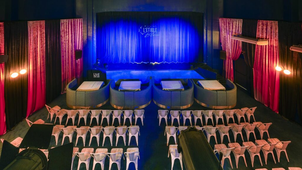Cabaret scene L'étoile bleue in Marseille with seating and colourful decor.
